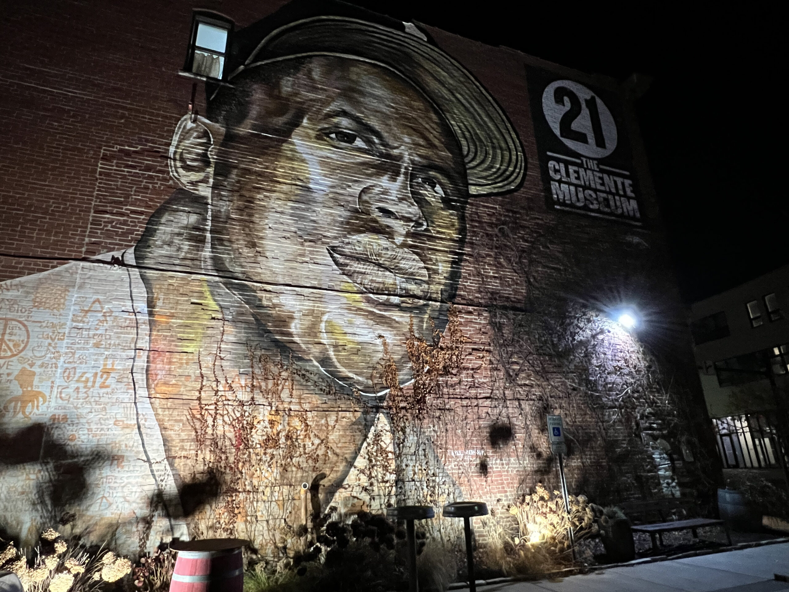 A photo of the outside of the Clemente Museum, which features a mural painting of Roberto Clemente.